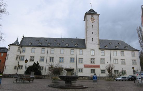 ein im Prinzip besseren Überblick über den Gesamtkomplex bietendes Foto ist auf der o.a. Webseite zu sehen.