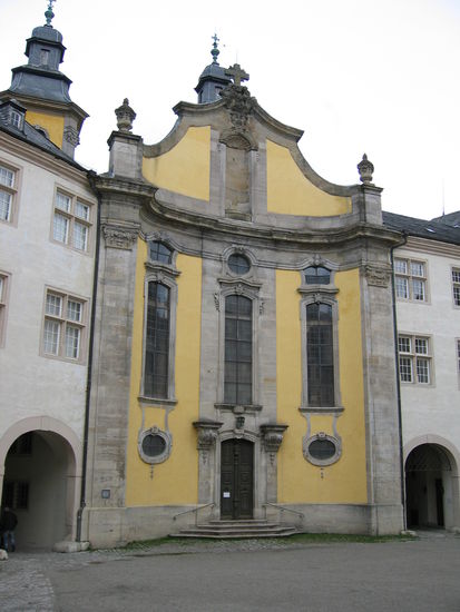 mit integrierter Schloßkirchenfassade
