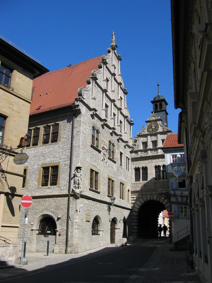Ostfassade des Renaissance-Rathauses mit Maintor