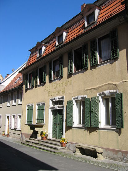 man findet noch alte Firmenbeschriftungen an den Fassaden