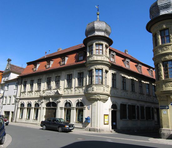 fast zurück am Rathaus fallen noch weitere Prachtbauten auf