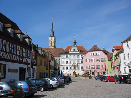 Marktplatz von Iphofen mit Marienbrunnen und barockem Rathaus