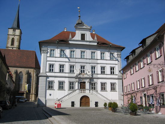 barockes Rathaus - im Hintergrund die Pfarrkirche St. Veit