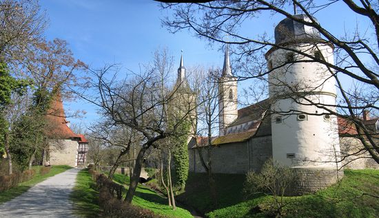 Stadtgraben mit Rödelseer Tor, Mittagsturm, Pfarrkirche und Bürgerturm