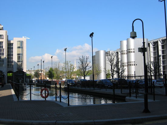 nur wenige hundert Meter entfernt ist der Bahnhof der Dockland-Railway