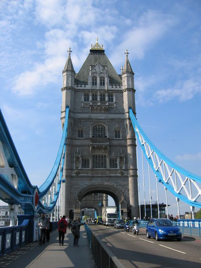 bis zur Tower-Bridge-Station mit der Dockland-Bahn