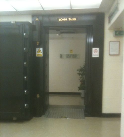 Nicht nur der Eingang zu den zwei parallelen Geschäftsstrassen ist mit dicker Panzertür versehen. Jeder Händler hat seinen Laden wieder mit einer solchen Tür versehen. Die Läden sind vom Boden bis zur Decke vollgestopft mit Sterlingsilber-Gerätschaften e4xcellenter Qualität - natürlich allle mit Hallmark-Stempel - aber natürlich auch entsprechend teuer.