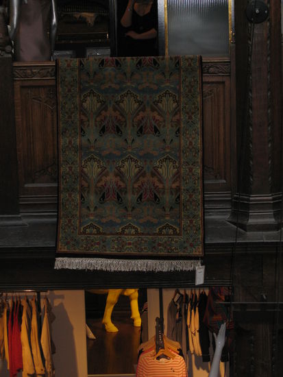 ausgestellt ist hier ein Teppich mit Liberty-Muster - passend zu unseren Wohnzimmervorhängen