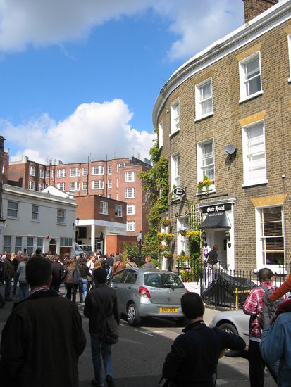 so sieht es aus wenn man von der Ubahnstation Nottinghill Gate zur Portobello Road 'prozessiert'