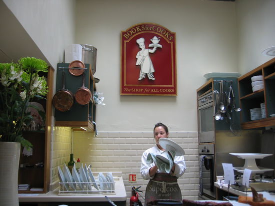 In der Buchhandlung 'Books for Cooks' - 4 Blenheim Crescent - gibt es ausschließlich Kochbücher - aber es wird dort auch gekocht und gebacken. Die 'Süßen' unter uns essen Kuchen, die anderen eine herzhafte Quiche.