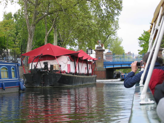 durch ein ruhiges - wohl etwas besseres - Stadtviertel führt der erste Teil  der Bootstour
