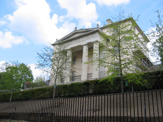es geht parallel zur Prince Albert Road linkerhand vorbei am London Zoo rechterhand.