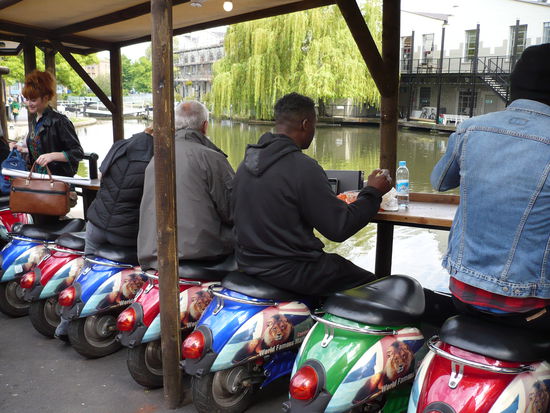 Snackbar mit Motorradsitzen vor den Tresen