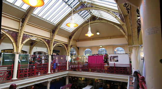 einer soliden Stahlkonstruktion Halle und Dach