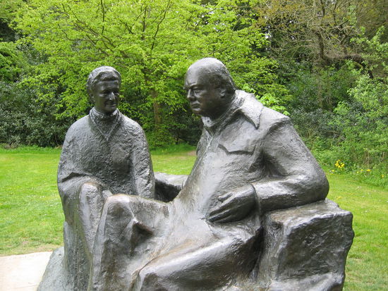 Im weitläufigen Park befindet sich eine immense Skulptur, die das Ehepaar zeigt.
