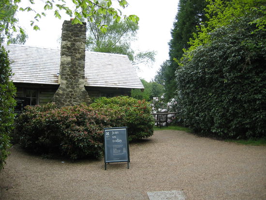 Emmetts garden gehört zum National Trust, dem größten Grundstückseigner Großbrittanniens, der - von seinen Mitgliedern  getragen - viele erhaltenswerte Herrenhäuser und ihre Gärten vor dem Verfall schützt/ geschützt hat, nachdem die Besitzer den Erhalt nicht mehr finanzieren konnten.