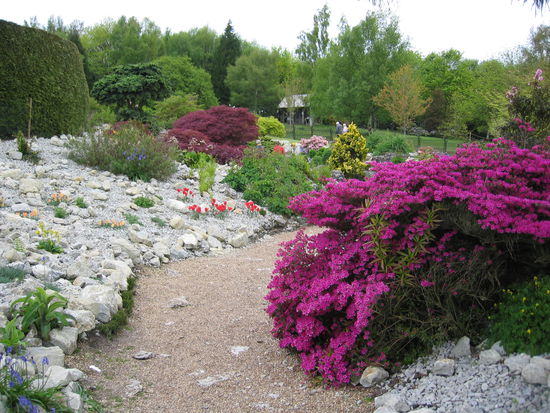 Der vom National Trust unterhaltene Garten - für Mitglieder ist in allen NT-Stätten der Eintritt frei -  gliedert sich in drei Teile: einen Steingarten (s.o.), einen Garten mit Riesensträuchern und einem Formalgarten