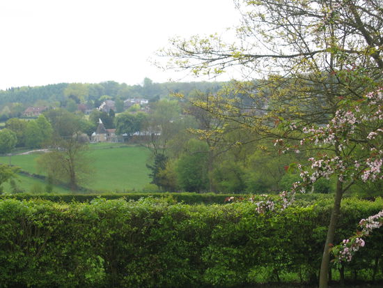 eingebettet in die Landschaft von Nordkent - mit seinen Hopfentrocknern - Darren - mit der charakteristischen 'schiefen' weißen Spitze.