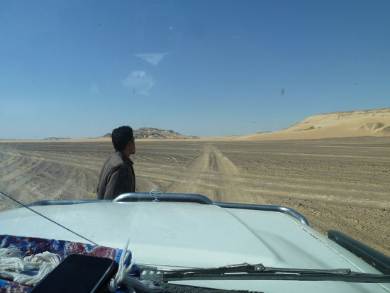 zu Beginn jeder offroad-Fahrt muß Reeda an der Vorderachse eine Einstellung vornehmen, damit er vom Armaturenbrett aus die Allradfunktion (ohne Untersetzung) einschalten kann.