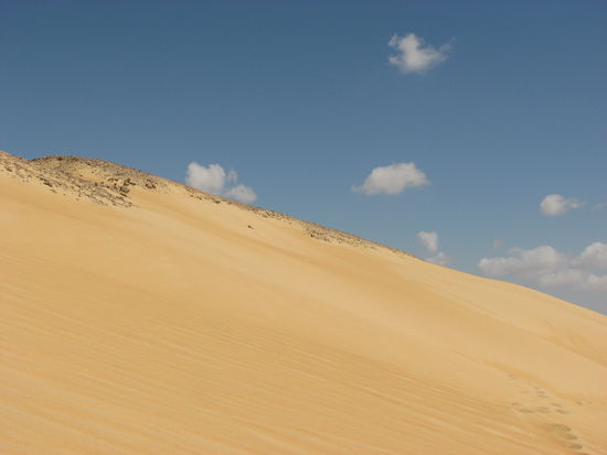 hier ist der schwarze Vulkankegel vollständig von der Düne über'rollt'