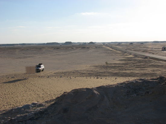 Reeda parkt vor dem einzigen Nationalparkschild, welches wir auf der Reise gesehen haben
