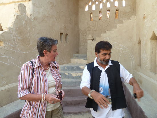 Der Künstler ist zugegen und erläutert uns einige seiner Arbeiten.