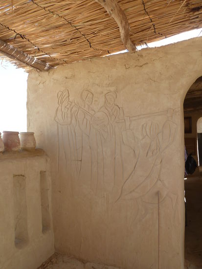 Fast alle Lehmwände des Museums sind mit Motiven aus der Oase verziert.