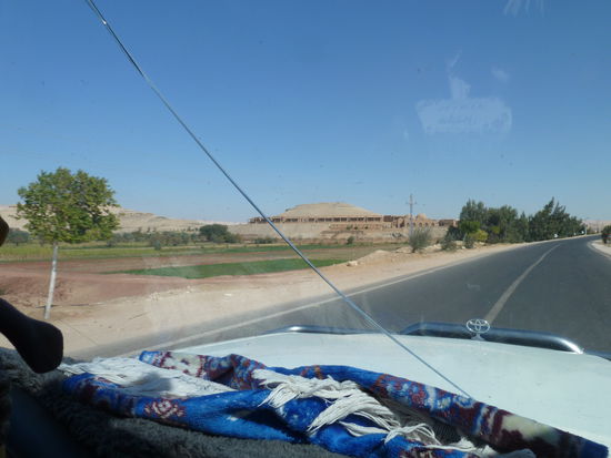 also geht es zum Hotel, das rund um einen Hügel gebaut, wie eine alte Festung aussieht