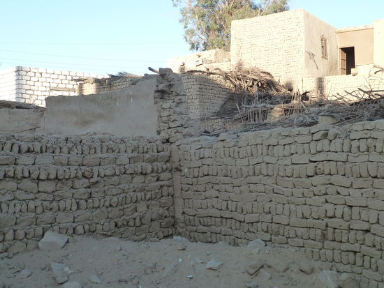 im Dorf - Neubau mit Kalksandsteinen und Altbau mit Lehmziegeln