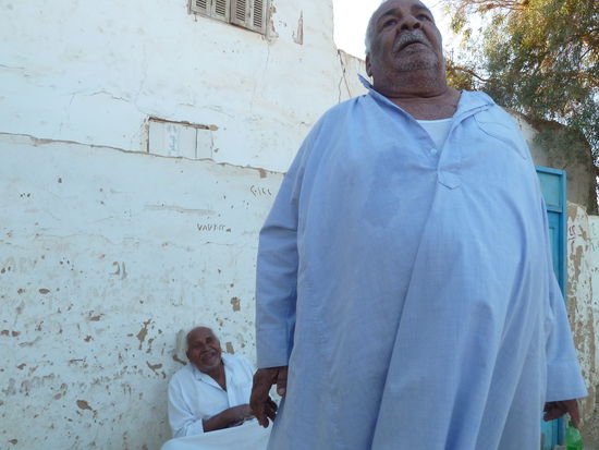 Die beiden Herren laden uns zum Tee ein.