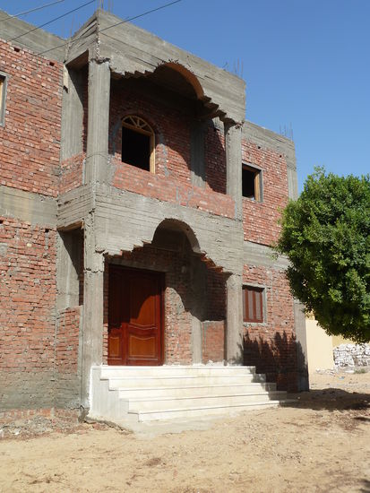 Die modernen Bauten aus Ziegeln und Beton entsprechen allerdings auch nicht den Maßstäben europäischer Architektuir (es werden zwar zahlreichen Bögen und Ornamente eingeplant, aber die Verschalung zum Betongießen sieht meist recht abenteuerlich aus).