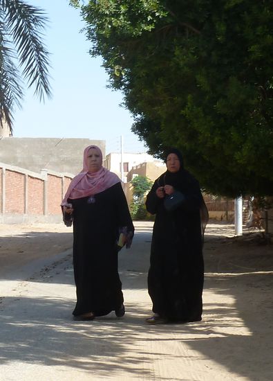 Frauen sind ein seltener Anblick auf den Straßen der Oasen