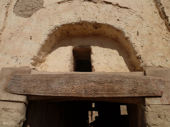 manche Hauseingänge haben besonders schöne Türstürze -  Akazienholzbalken mit dem eingravierten Namen von Zimmermann und Hauseigentümer, dem Baudatum und einem Koranvers.
