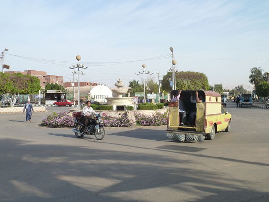 Kreisverkehr im Zentrum von Mut