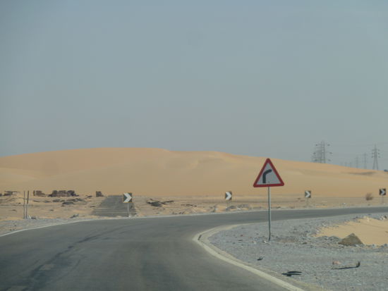 Die Düne hat die 'alte' Straße regelrecht eingenommen