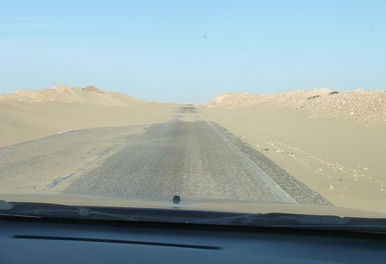 ab und an versucht eine Düne die Straße zu vereinnahmen