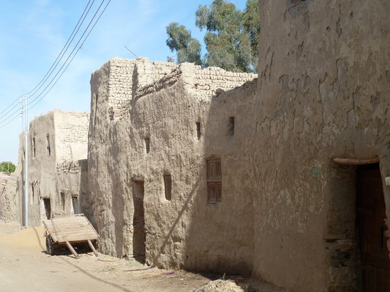 alte Lehmbauten haben den Vorteil - durch die dicken Mauern bleibt es im Sommer kühl und im Winter warm