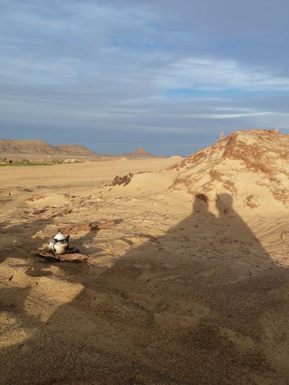 Die Sonne steht schon recht tief und wir werfen im Sitzen beim Tee genießen schon ganz schön lange Schatten - ich hoffe aber immer noch näher an den Kegelberg zu kommen.