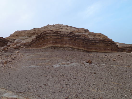 die verschiedenen Schichten des Sedimentgesteins sind deutlich zu erkennen