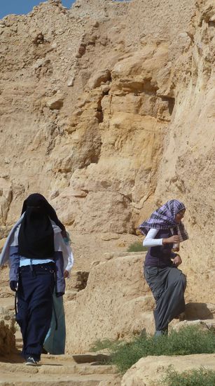 auch hier tragen manche jungen Frauen Vollverschleierung - aber moderne Kleidung scheinen sie eher zu mögen als eine Burka