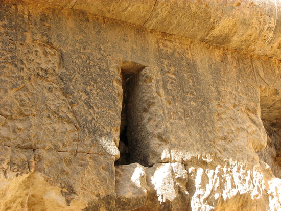 nur mühsam sind die Hieroglyphen zu erkennen