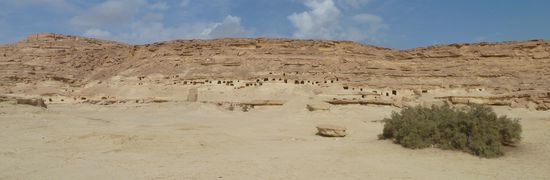 In den Felsen sind zahlreiche geschlagene Höhlen - ob ehemalige Wohnungen oder Ställe können wir nicht eruieren