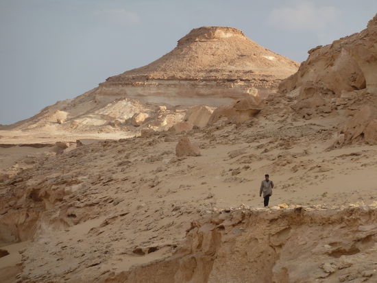 während Reeda zu Fuß unterwegs ist, um einen Übernachtungsplatz zu suchen