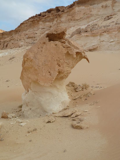 bizarre Felsformationen - ein Vorgeschmack auf die weiße Wüste