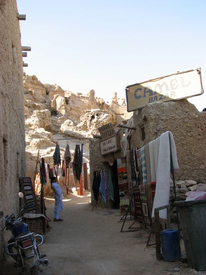 Neben dem Salama-Café betreten wir die Altstadt und nur hier finden wir