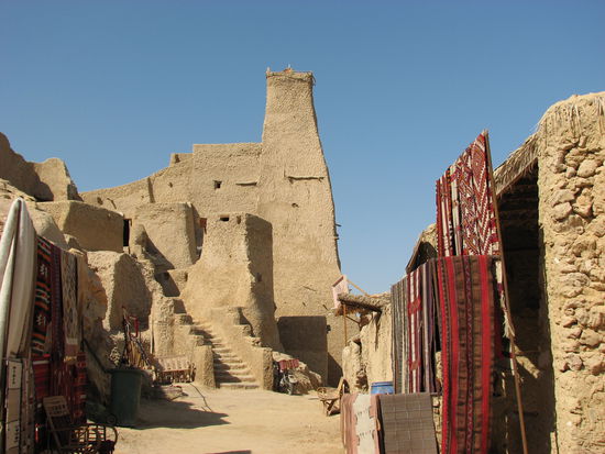 ein paar Souvenir-Läden und werden auch dezent angesprochen.