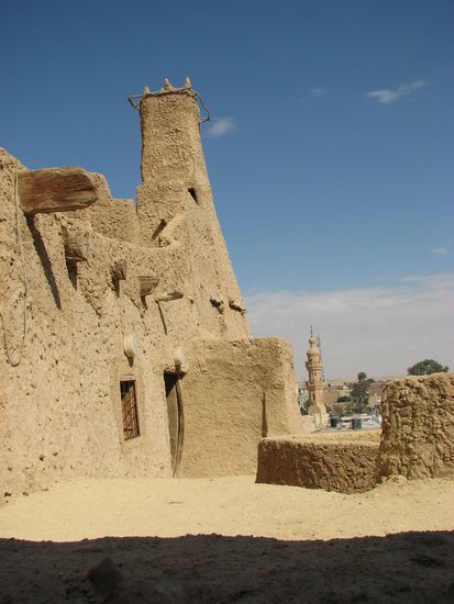 die alte Moschee und im Hintergrund das Minarett der neuen im neuen Stadtteil