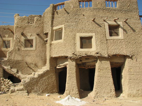 an einer Durchgangsstrasse scheinen vereinzelt Häuser doch wieder hergerichtet zu werden