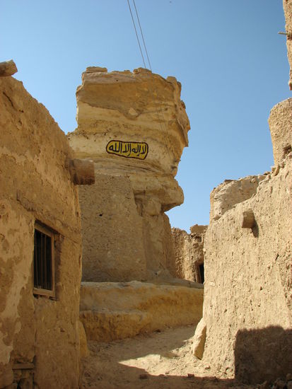 doch dahinter geht der Zerfall weiter