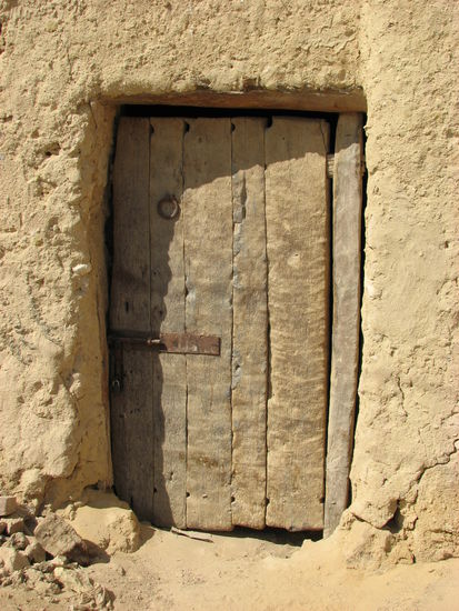 die meisten Häuser sind trotzdem verriegelt mit interessanten Türen